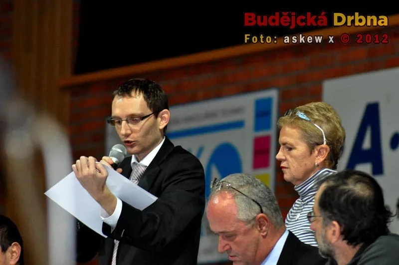 Náměstek Petr Podhola a moderátorka jednání Mirka Nezvalová