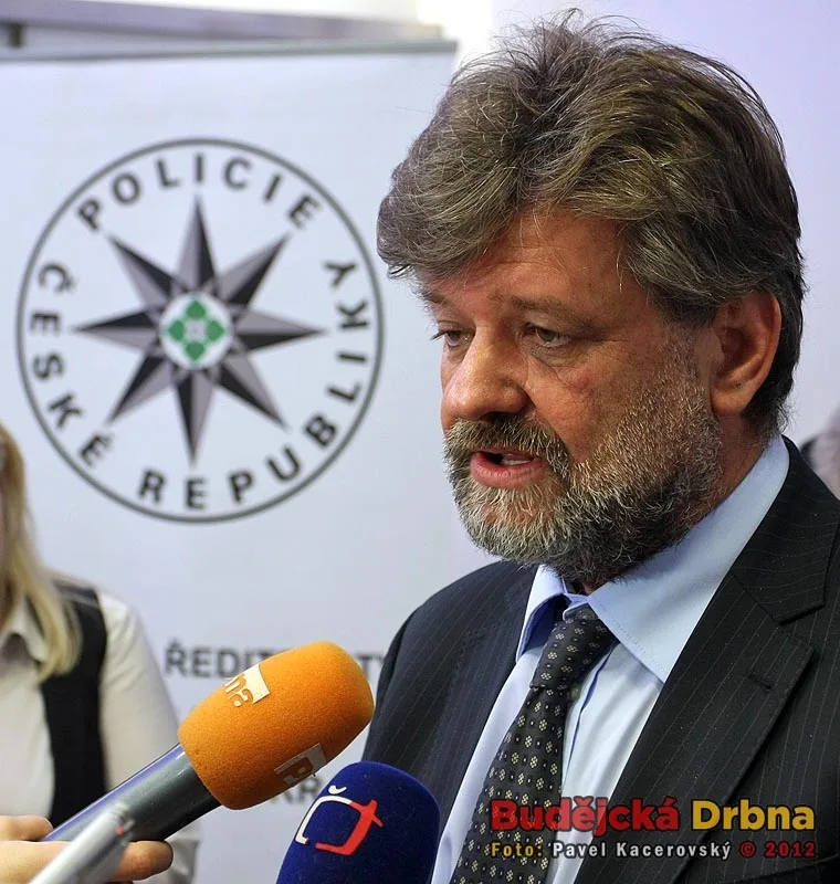 Ministr při rozhovoru před televizními kamerami