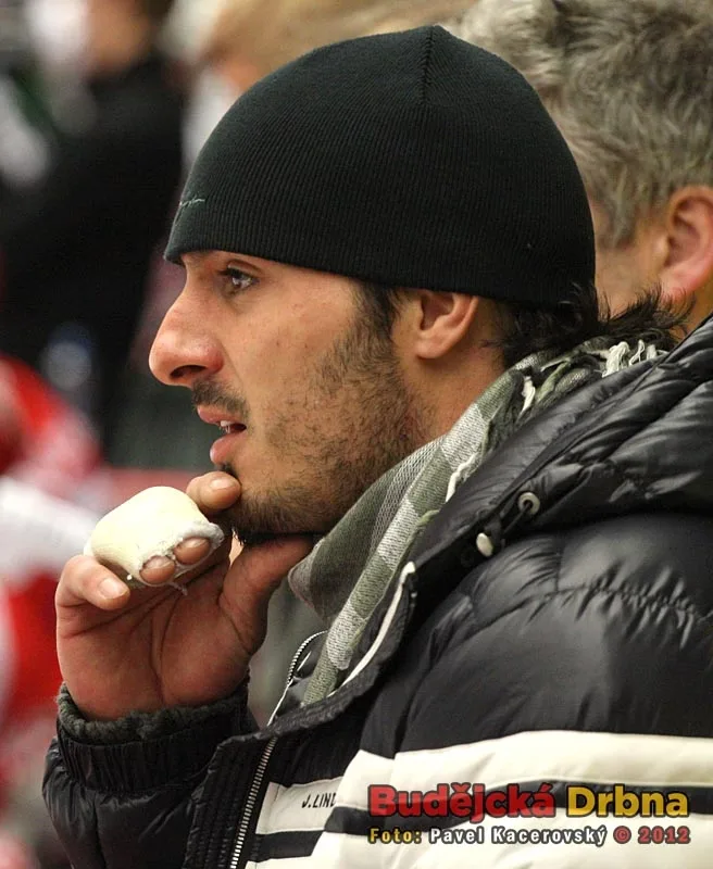 Aleš Kotalík sledoval utkání se zlomeným prstem jenom ze střídačky