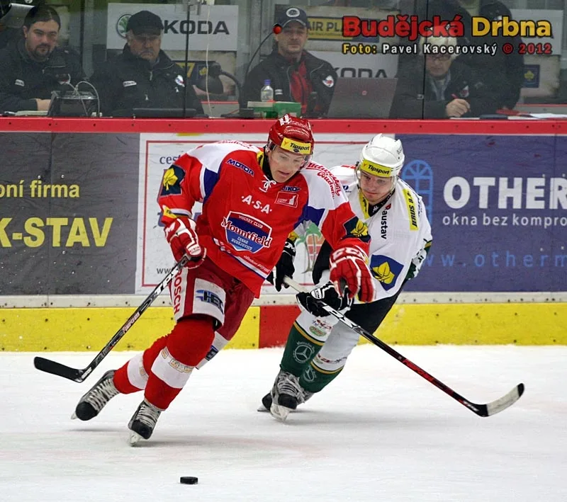 Domácí hráč zápasu Rudolf Červený před Martinem Gründlingem