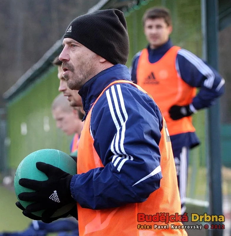 Tomáš Řepka při posilování s medicimbálem