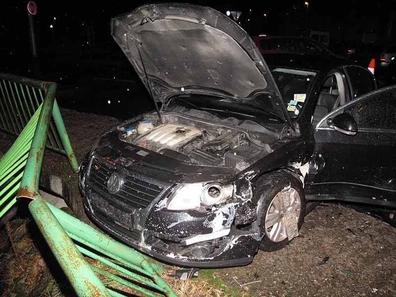 Viníkův volkswagen zbořil i zábradlí Dobrovodské stoky