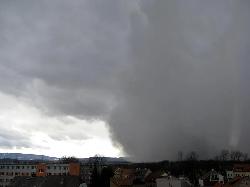 Pátek 13. ledna 2012, 12:47 hodin. Sněhová bouře se valí do Budějc!