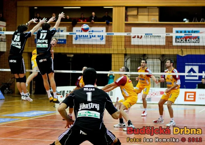 Andy Rojas přihlíží jednomu z posledních míčů celého utkání, na bloku Fila a Smrčka