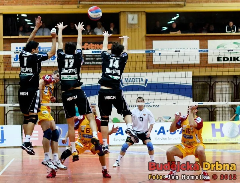 Trojblok proti smeči hostů ve složení Andy Rojas, Štěpán Smrčka a Petr Zapletal