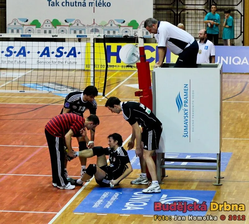 Univerzál Jakub Novotný si v prvním setu poranil kotník a zápas již nedohrál