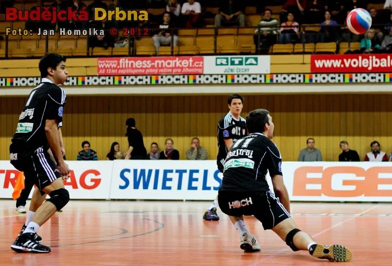 Vybraná smeč Radkem Motysem, vlevo Andy Rojas a v pozadí Štěpán Smrčka