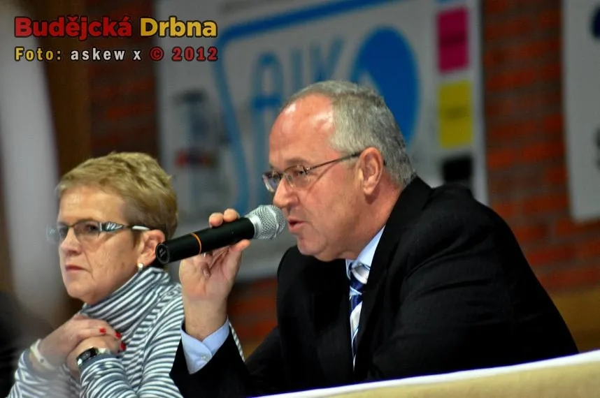 Zdeněk Velikovský, ředitel českobudějovické Krajské hygienické stanice, na veřejném jednání ve Sportovní hale