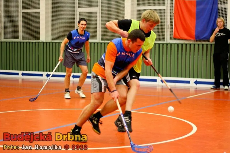 Tomáš Saiko bojuje o míček, v pozadí hru sleduje David Jirka