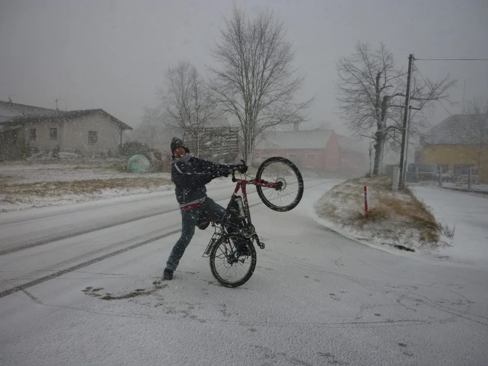 Sněhová bouře zastihla cyklisty při výletě u Adamova. Foto: Mikuláš Zvánovec
