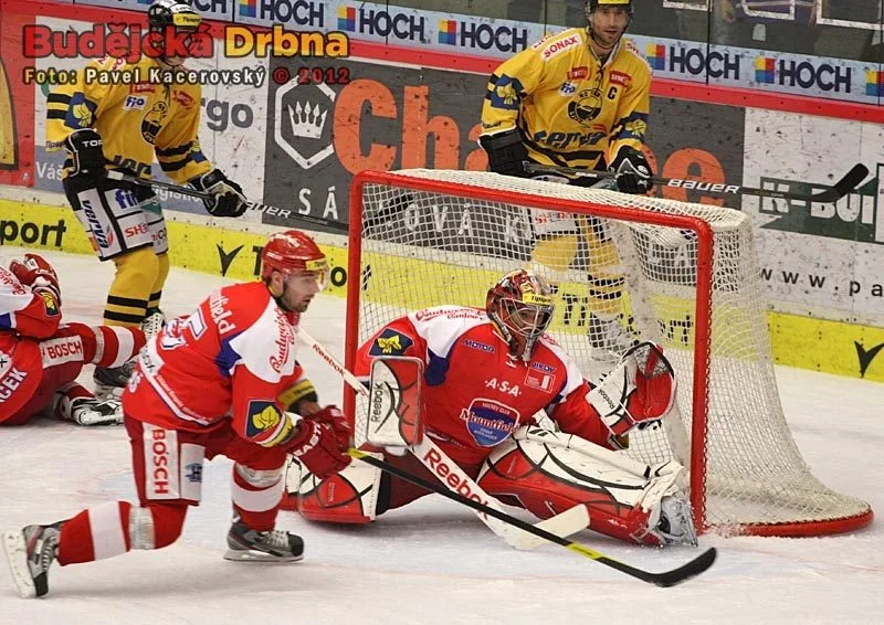 Při závěrečném power-play se měl Jakub Kovář co ohánět. Před ním brání Milan Gulaš