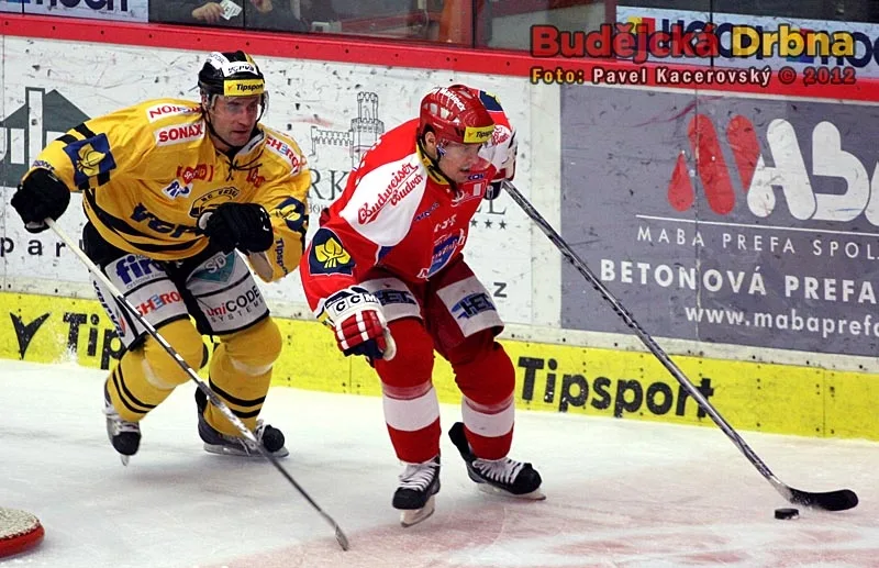 Nováček v dresu Mountfieldu Tomáš Horna (u puku) před Richardem Jarešem