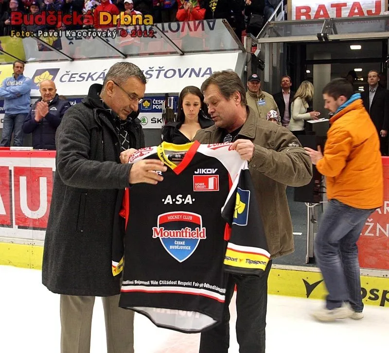 Pondělní oslavenec Jaroslav Pouzar dostal od klubu ke svým 60. narozeninám pamětní dres