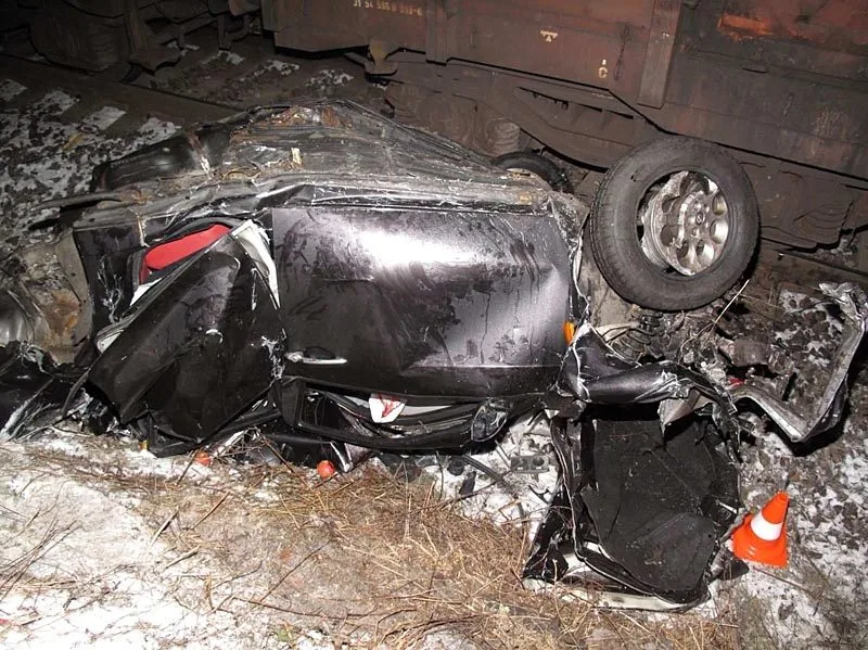 Osobní automobil po srážce s vlakem na Včelné