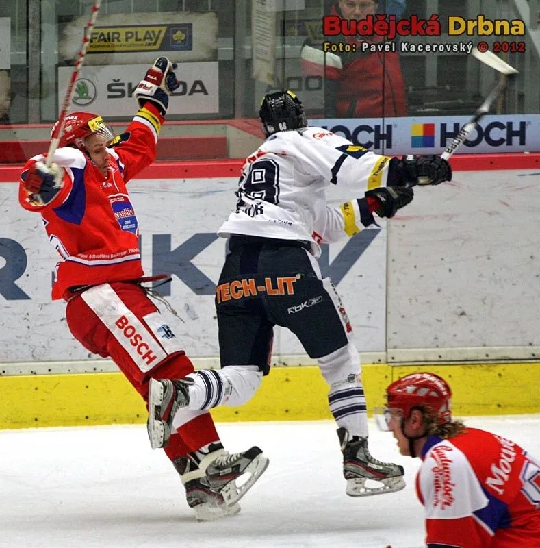 Liberecký Michal Bulíř bodyčekuje Lukáše Květoně