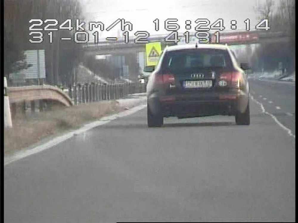 Řidič Audi A6 při rychlosti 224 kilometrů za hodinu