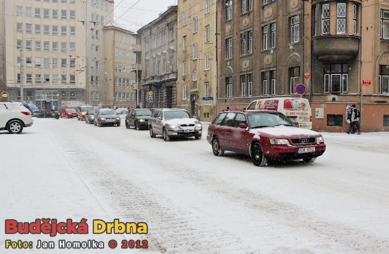 Pomalu se tvořící fronty v Žižkově ulici
