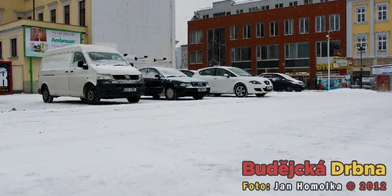 Zasněžené parkoviště u Lannovy ulice