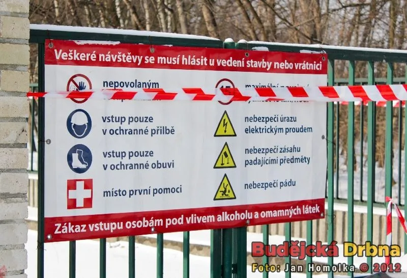 Cedule u bočního vjezdu do areálu školy
