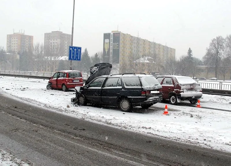 Hromadná dopravní nehoda u supermarketu Tesco