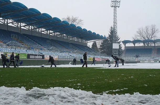 Odklízení sněhu na ploše hlavního stadionu na Střeleckém ostrově je v plném proudu