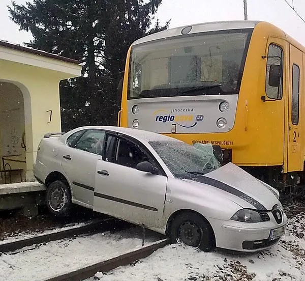 Seat po srážce s vlakem u jižní zastávky