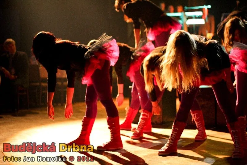 Předtančení formace Dancing Dolls