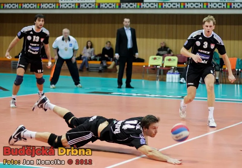 Tomáš Fila a Radek Mach přihlížejí rybičce Petra Zapletala