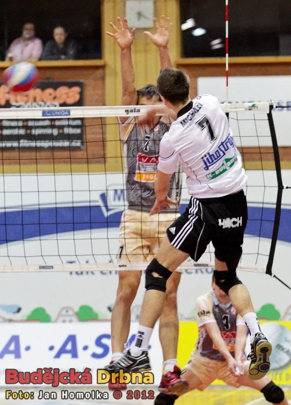 Petr Michálek smečuje