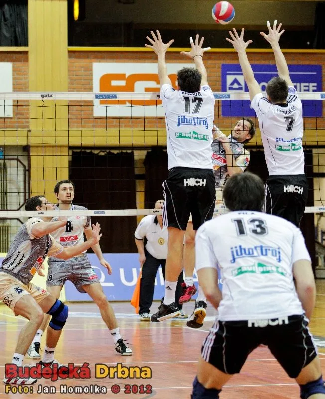 Tomáš Fila pozoruje Štěpána Smrčku a Petra Michálka na bloku