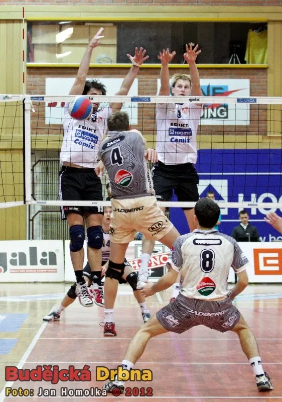 Zablokovaný útok Vojtěcha Zacha, na bloku Tomáš Fila a Radek Mach