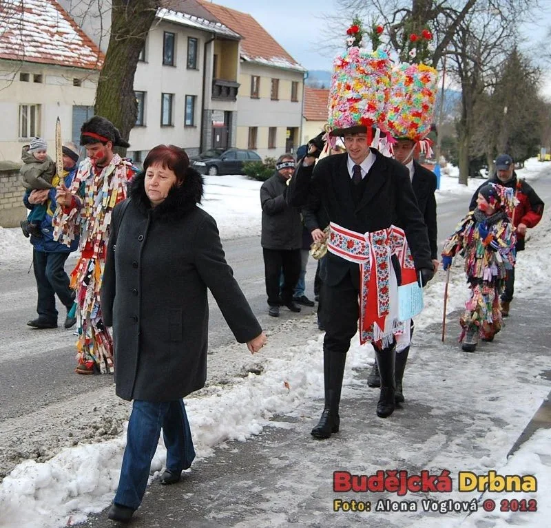 Jaroslava Šimková vede koledníky do hospody