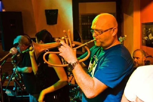 HE band na koncertě v Modrých dveřích v roce 2010