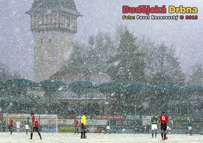 Nad Střeleckým ostrovem se těsně po začátku zápasu protrhlo nebe