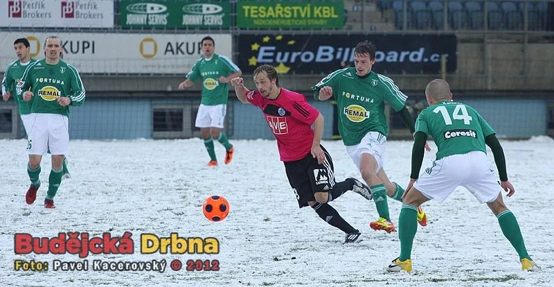 Rudolf Otepka uniká Tomáši Borkovi, situaci sleduje Martin Nešpor