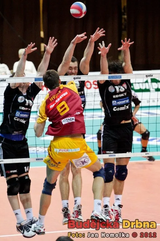 Hýský útočí do trojbloku Zapletal, Sukuba a Fila