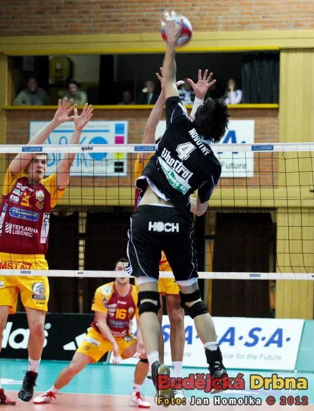 Uzdravený Jakub Novotný smečuje