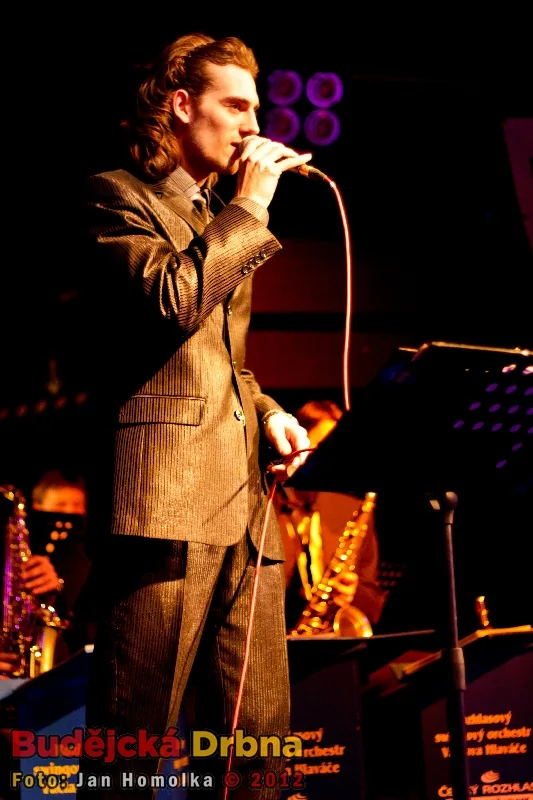 Jan Kopečný společně s Rozhlasovým swingovým orchestrem Václava Hlaváče