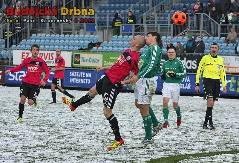 Domácí kanonýr Zdeněk Ondrášek hlavičkuje přes Pavla Lukáše