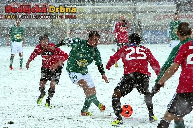 I v takové sněhové vánici se může hrát  ligový fotbal...