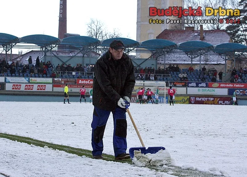 Úklid sněhu v průběhu prvního poločasu
