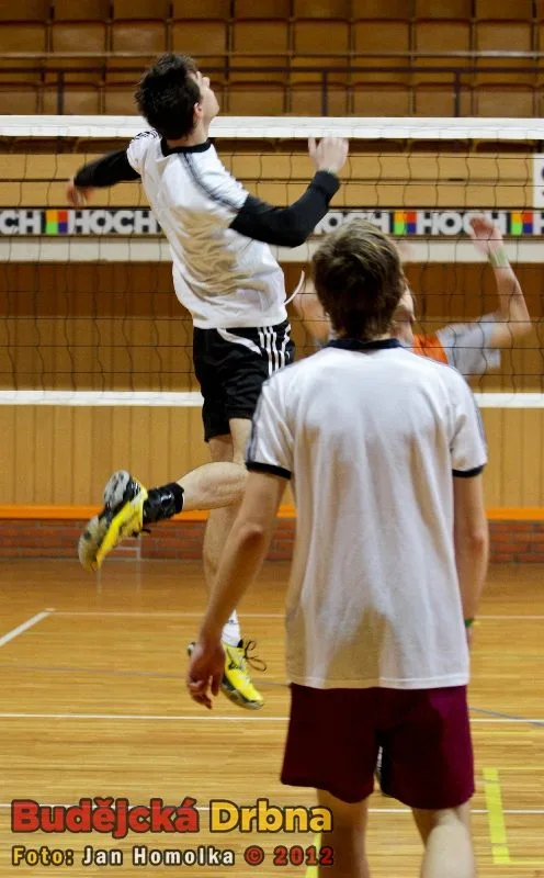 Jakub Tomšíček přihlíží smeči Jakuba Škody