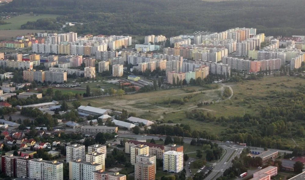 Letecký pohled na bývalá kasárna ve Čtyřech Dvorech