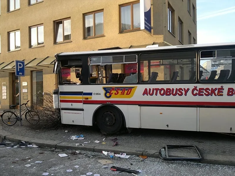Řidič autobusu utrpěl mnohačetná poranění