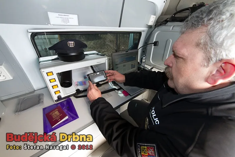 Praporčík Radek Polák předvádí vybavení schengenbusu