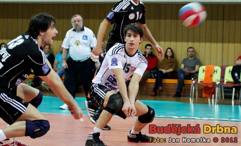 Tomáš Fila na příjmu, libero Juračka přihlíží