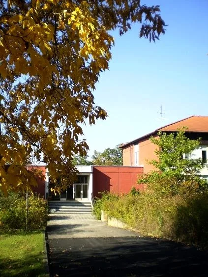 Zadní část středového pavilonu Základní školy Hluboká nad Vltavou