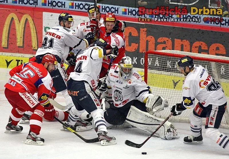Jeden z nevyužitých závarů Mountfieldu před libereckým gólmanem Vošvrdou