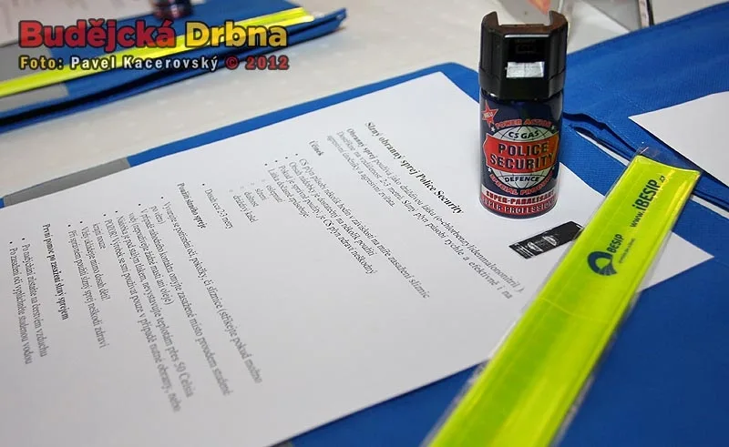 Každý z příchozích dostal pepřový sprej