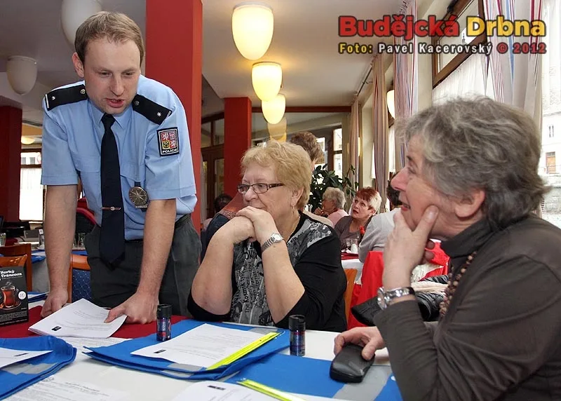 Policista Miroslav Syrovátka při diskuzi se seniory
